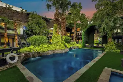 Image de Tailored for comfort and productivity, this two-bedroom executive condo features a full kitchen with premium appliances, an elegant dining room, and spacious living areas. Both bedrooms include plush king beds, full-size closets, and stylish dressers