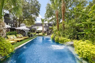 Image de Experience elevated comfort in this upscale 2-bedroom Dallas condo with pool views and exclusive access to an award-winning courtyard featuring a resort-style pool, hot tub, dry sauna, and lush lounge areas. Enjoy a 77″ smart Tv, sleek leather sofa,