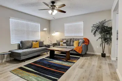 Image de Modern home 10 minutes from the beach and close to walking trail.