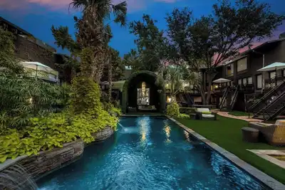 Image de Spacious 2br/1. 5ba condo in Lower Greenville featuring resort-style amenities—pool, hot tub, sauna, and courtyard—just steps from top dining, shopping, and nightlife.