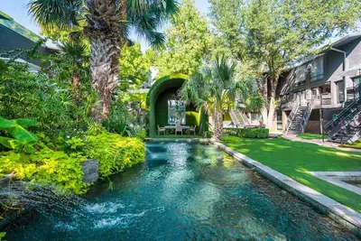 Image de Spacious 2br/1. 5ba condo in Dallas with resort-style pool - wellness product equipped(dry sauna, cold plunge, jacuzzi, resort-style pool, outdoor grill, and premium amenities for a stylish getaway.