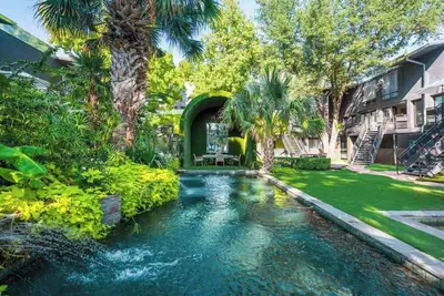 Image de Second-floor Lakewood loft with serene pool views, spacious interiors, and a private upstairs loft. Enjoy a prime Dallas location with stylish, comfortable living spaces perfect for any stay.