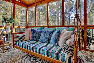 Image de Falls Lake Cottage@Rolling View with saltwater hot tub, fire pit & screen porch