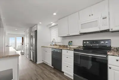 Image de Spacious Beachfront home in vibrant Beach Community!