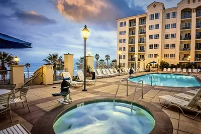 Image de Ocean View Oceanside 2Bedroom Condo w/ Balcony and Pool, 2-min walk from Beach.