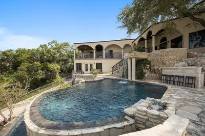 Image de Lake Views + Pool & Waterfall - Lake Travis Vista!