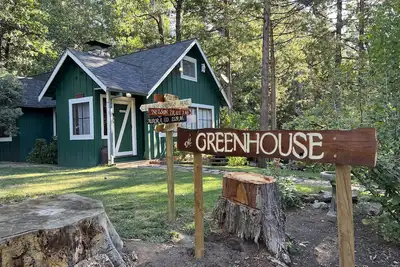 Image de Cozy Cabin w/fire pit, Rv parking, super close to fishing and hiking trails.