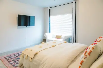 Image de Modern centrally located brand-new Townhome