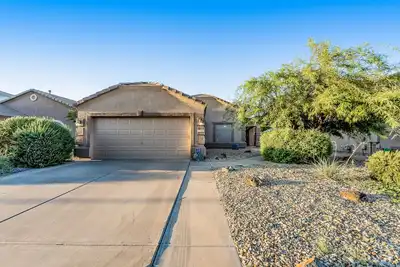 Image de Stunning home with pool, patio, grill, central Ac & washer/dryer