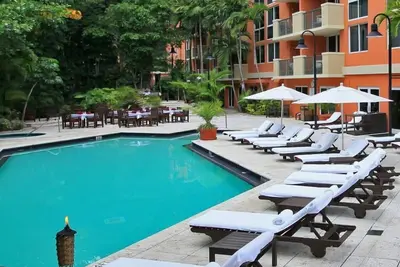 Image de Relax and Unwind! ! Onsite Pool, Kitchen, Close to Miracle Mile