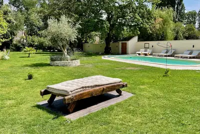 Image de Longère en pierre rénovée dans un style chic et champêtre avec piscine et hammam
