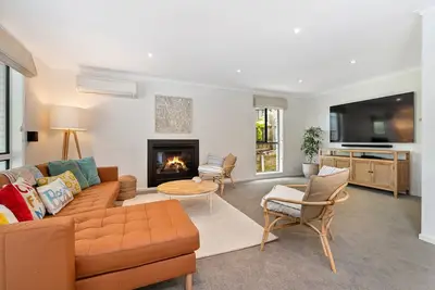 Image de La Maison Ver La Mer by Ready Set Stay - Big & Beautiful Backyard