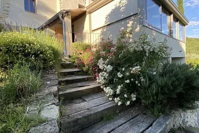 Lou Coulet: Maison dans un écrin de verdure