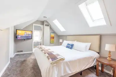 Image de Large House w/King Bed, Parking, Deck, Restaurants