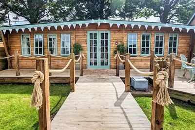 Image de Elegantly finished lodge with a private, decked garden.