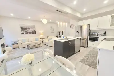 Image de Beautiful & New 3 Bedroom Home – King bed - 2 Parking - 5 Mins of Hwy 401