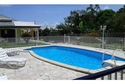Image de Location de gîtes spacieux avec belle terrasse et piscine commune, cadre calme.