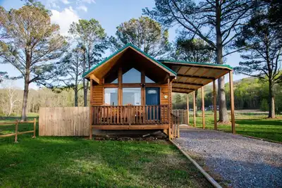 Image de Rustic-Chic Alabama Cabin w/ Loft, Fire Pit | Pets