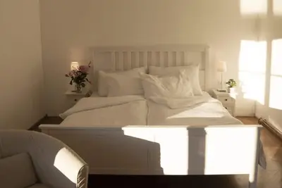 Image de Small apartment with balcony in a unique location directly on the lake