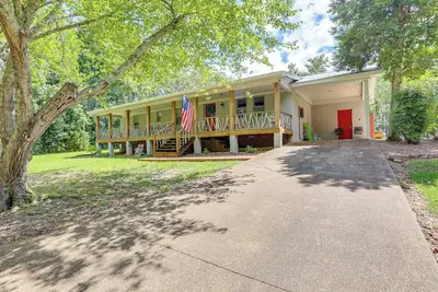 Image de Hike On-Site: Classic Cabin Nature Retreat