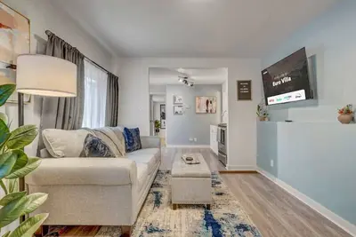 Image de Euro Villa! Walkable Location w/ Scenic Views