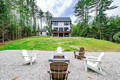 Image de Air conditioning, hot tub, fire pit. Stylish comfort in the Maine Mountains