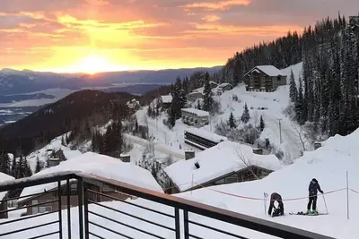 Image de Ski in Ski out chalet with hot tub - Walk to the Village