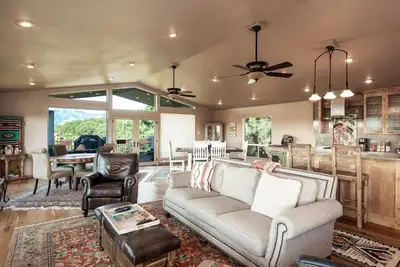 Image de Alto Grand View | Large Balconies + Mtn Views