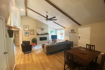 Image de Spacious Modern Lake Retreat w/ Deck! Only a short Walk to Swimming and Fishing!