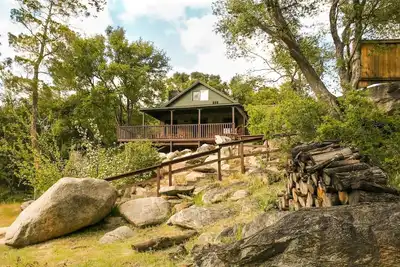 Kern River Willow Cabin Private Waterfront Cedar Hot Tub Fireplace Native Garden