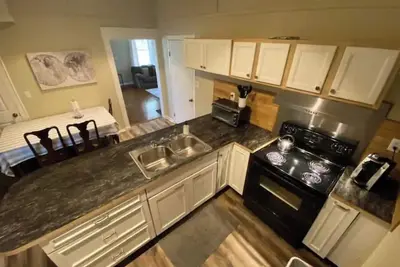 Image de Newly renovated mill house in downtown. Parkview