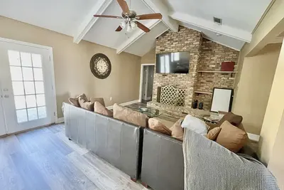 Image de Spacious and bright 5bd 2 ba with jacuzzi tub.