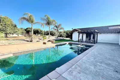 Image de Tranquil Luxury Villa - Pool, Spa, Pickleball Court & Avocado Farm