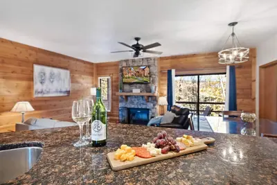 Image de Seven Springs- Pool/Pickleball/Hiking Ultimate Summer Getaway