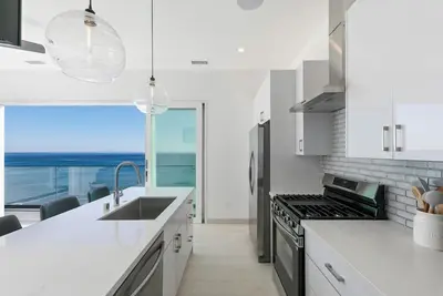 Image de All New, Fully Stocked Beachfront Guest Unit on Private Rd with Parking