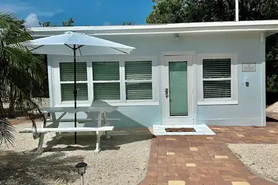 Image de Palm Cottage sleeps 4. Fall and Holiday season at Hidden Hammock.