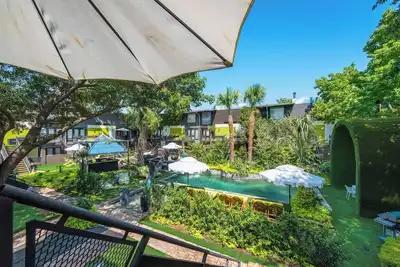 Image de Spacious Dallas loft on the second floor with fireplace, pool, and luxury amenities near Downtown. The loft within the unit is located on the second floor, providing a private and elevated living space.