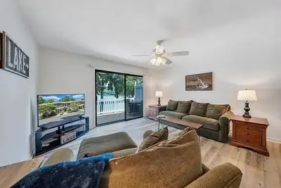 Image de Peaceful Lakefront Townhome With Boat Slip And Dock