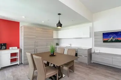 Image de Luxury Condo with Tranquil Water View-Cs13