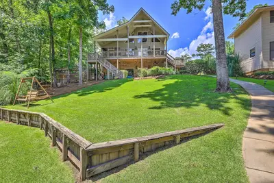 Image de Waterfront Eatonton Escape w/ Private Hot Tub!