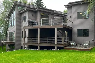 Image de Expansive Executive Home Westchester Lagoon