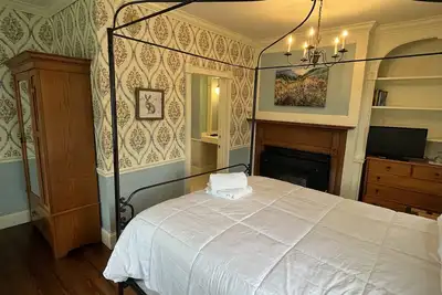 Image de Whimsical Room & Private Bathroom in Historic Inn