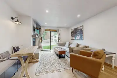 Ground-floor downtown condo - mountain views - walk to shuttle, dining, shopping