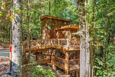Image de Pet-Friendly Treehouse - Amazonia - an exclusive experience in Red River Gorge, Kentucky!