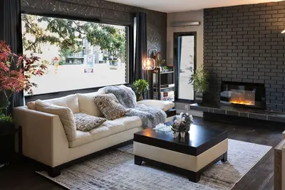 Image de Beautiful 2br perfect location/1 min walk to Lrt