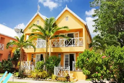 Image de Villa located in St James on the west cost of Barbados with sea view and pool.