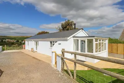Image de Cliff Barn, pet friendly, with open fire in Burton Bradstock