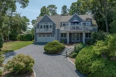Image de Spacious Coastal New Seabury Home - Kayak Launch Across Street! Walk to Beach