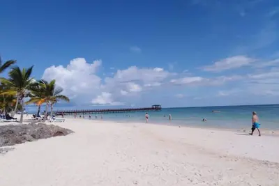 Image de 2 Bedroom Condo - 3 min walk to Bavero Beach!