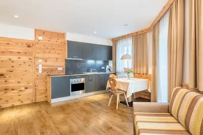 Image de Appartement supérieur 'Marialisa Apt Rose' avec vue sur les montagnes, bain à remous et Wi-Fi